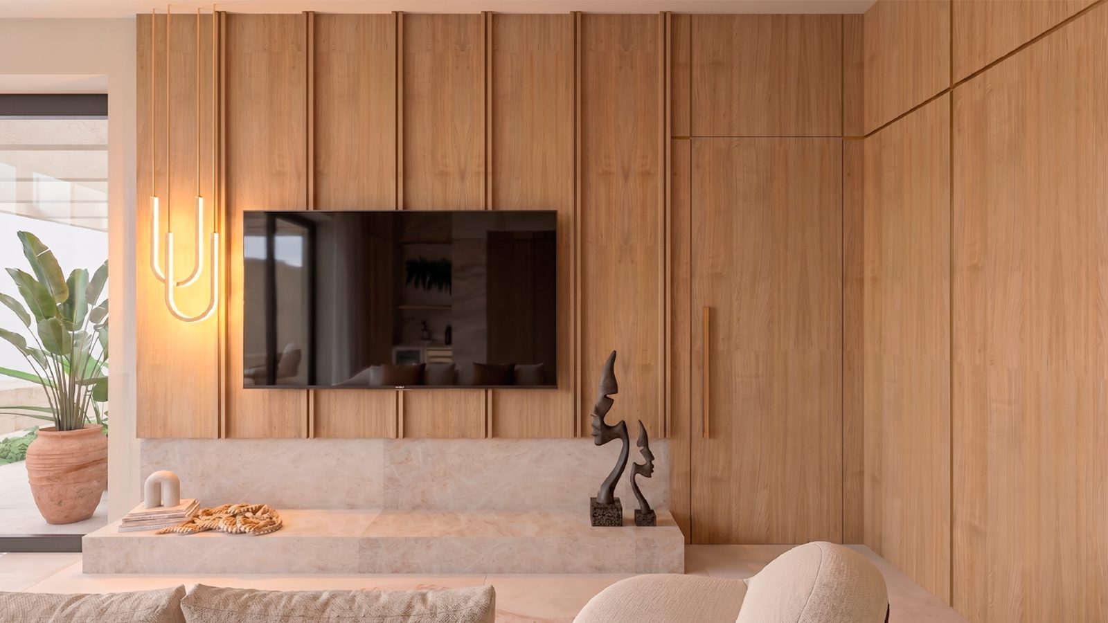 Sala de estar planejada com painel de TV em madeira